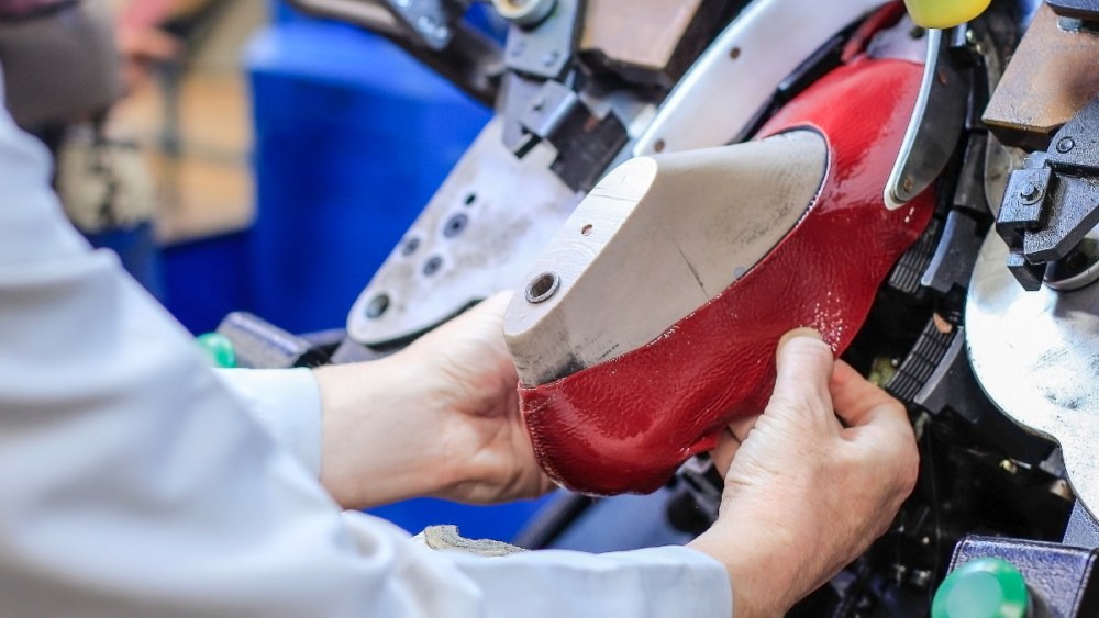 Une ligne de production dans une usine de chaussures en Chine