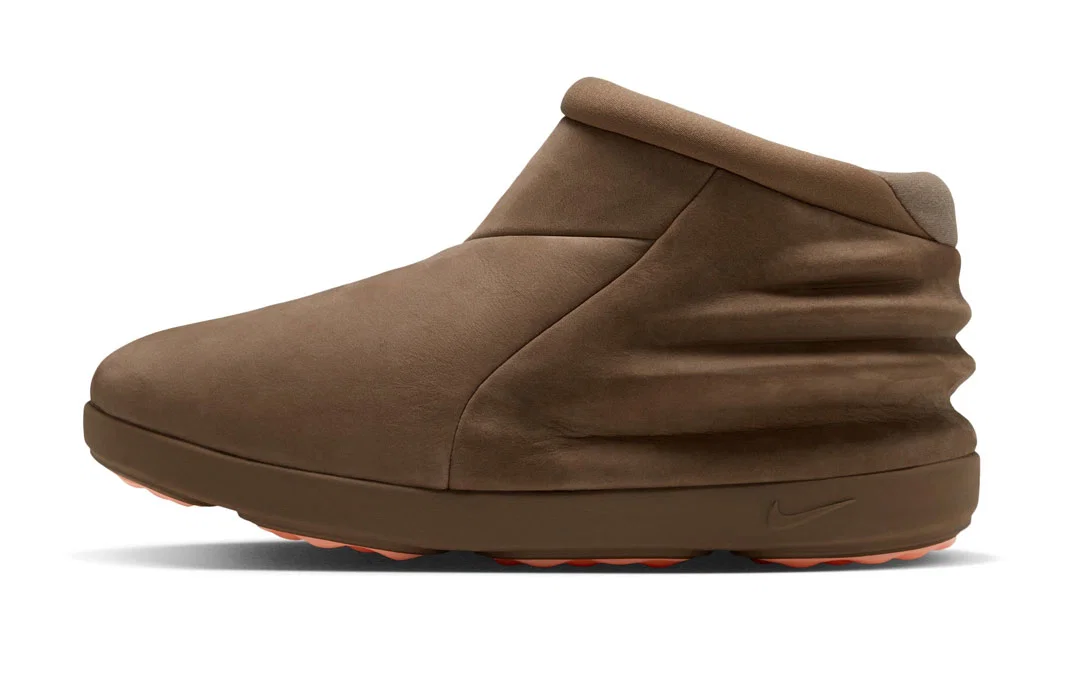 Nike 24.7 Recovery Boot Dark Driftwood vue de profil avec pods Orange Pulse.