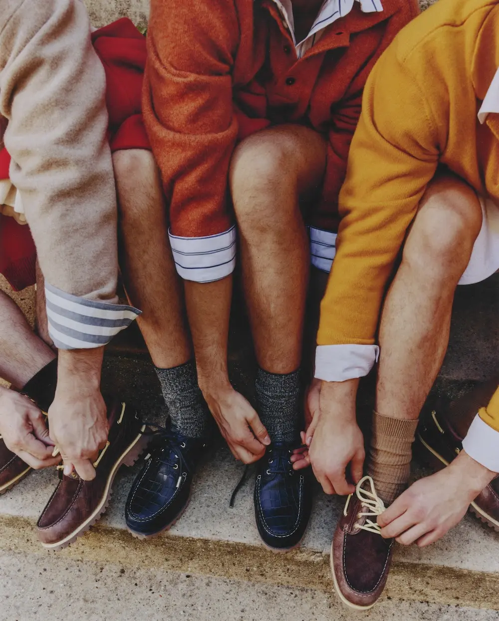 Visuel produit de la Timberland x Jacquemus La Bateau Boat Shoe en cuir façon croco, avec semelle crantée jaune contrastée.