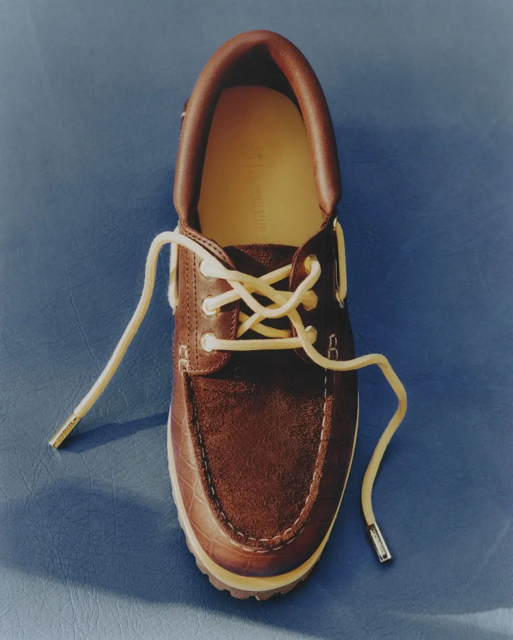 Profil de la chaussure Timberland x Jacquemus Brown Croc montrant la semelle intermédiaire jaune et les détails de couture.