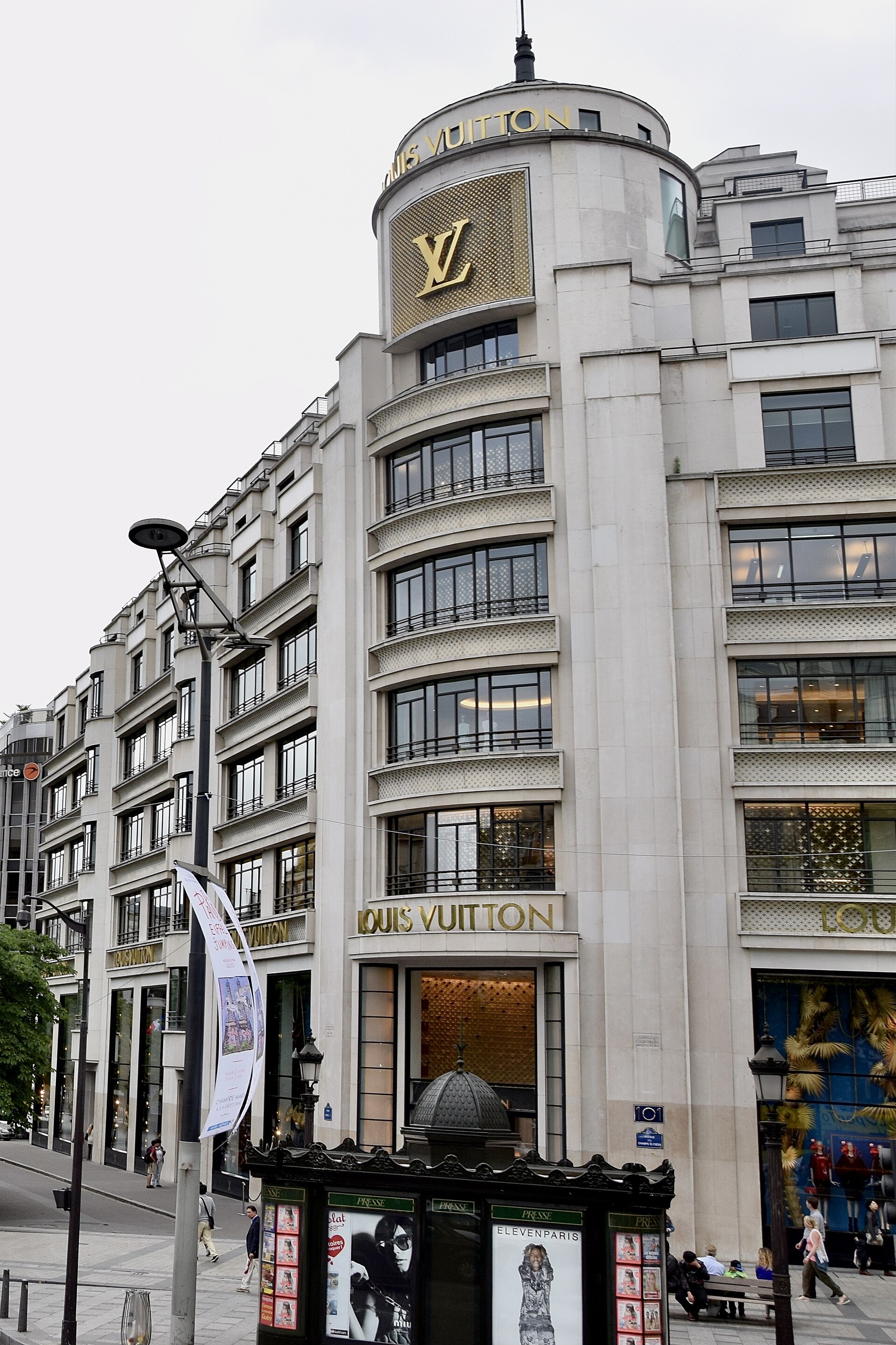 Drapeau Louis Vuitton sur la boutique des Champs-Élysées à Paris
