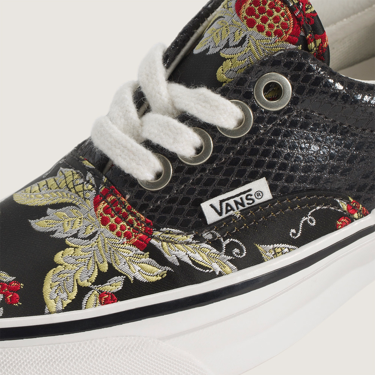 Vans OTW Era Snakeskin, gros plan satin floral et cuir embossé