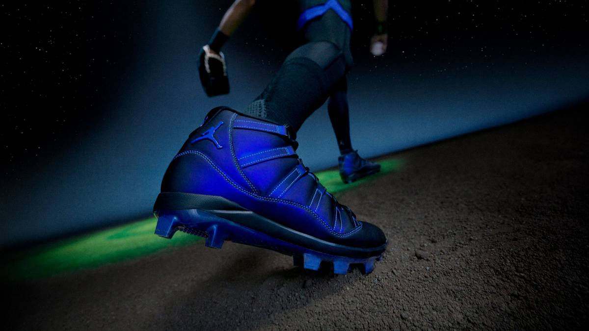 Le crampon de baseball Air Jordan 11 : la silhouette prolongée hors des parquets, palette bleue inspirée de la Magic Ball.